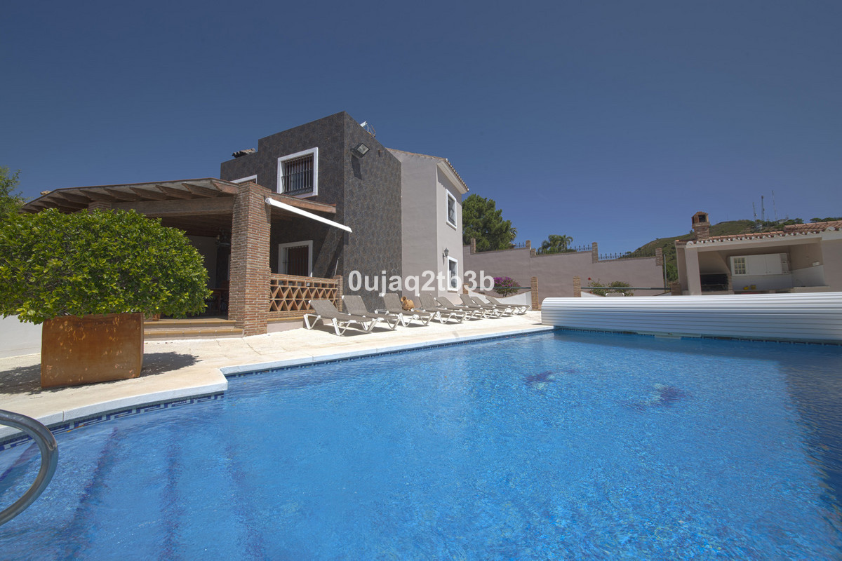 6 Bedroom Villa for Sale in Estepona — 2