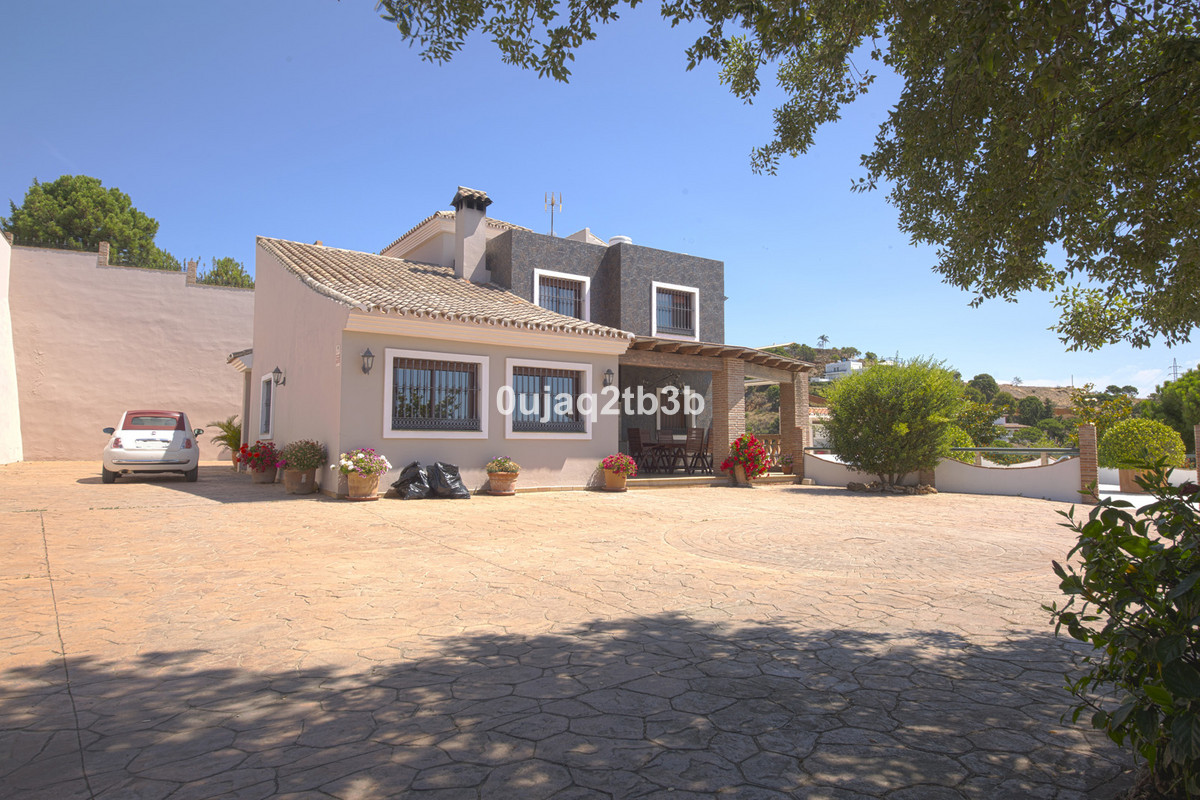 6 Bedroom Villa for Sale in Estepona — 3