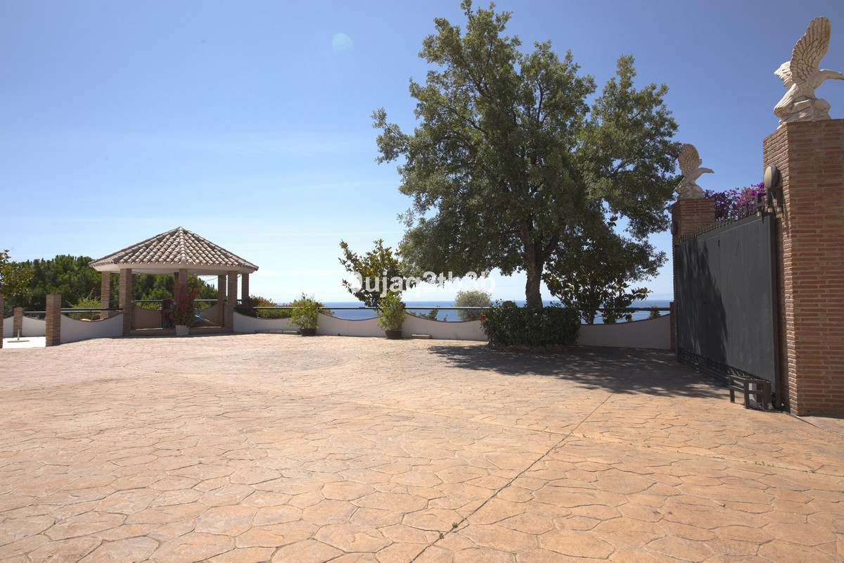 6 Bedroom Villa for Sale in Estepona — 7