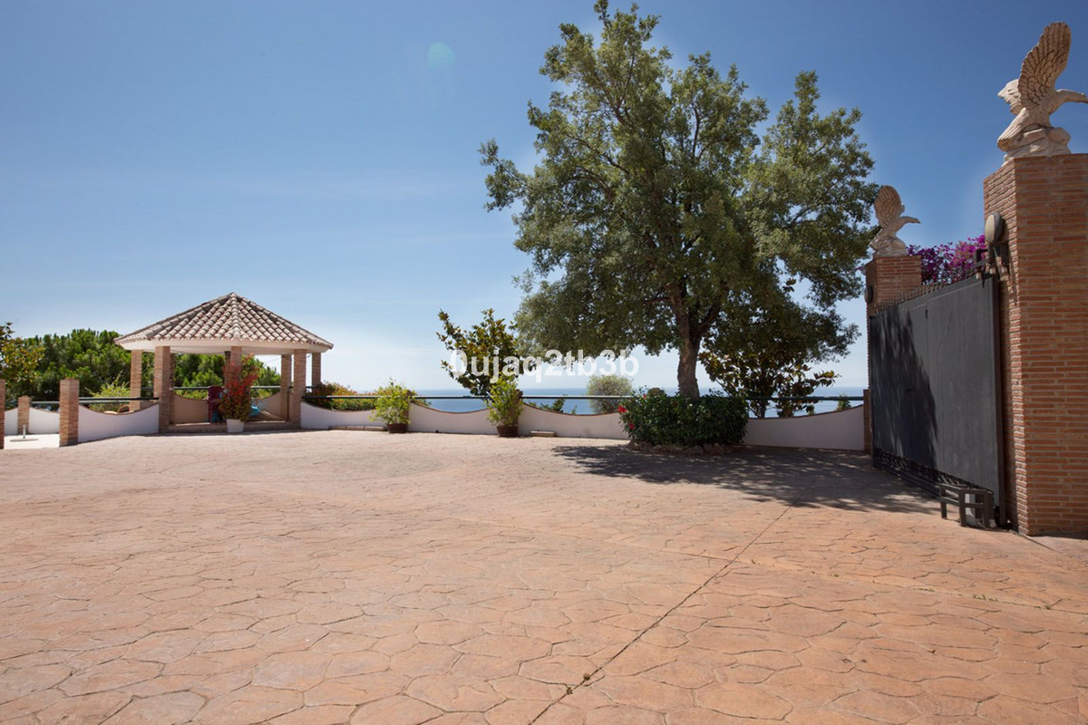 6 Bedroom Villa for Sale in Estepona — view 10