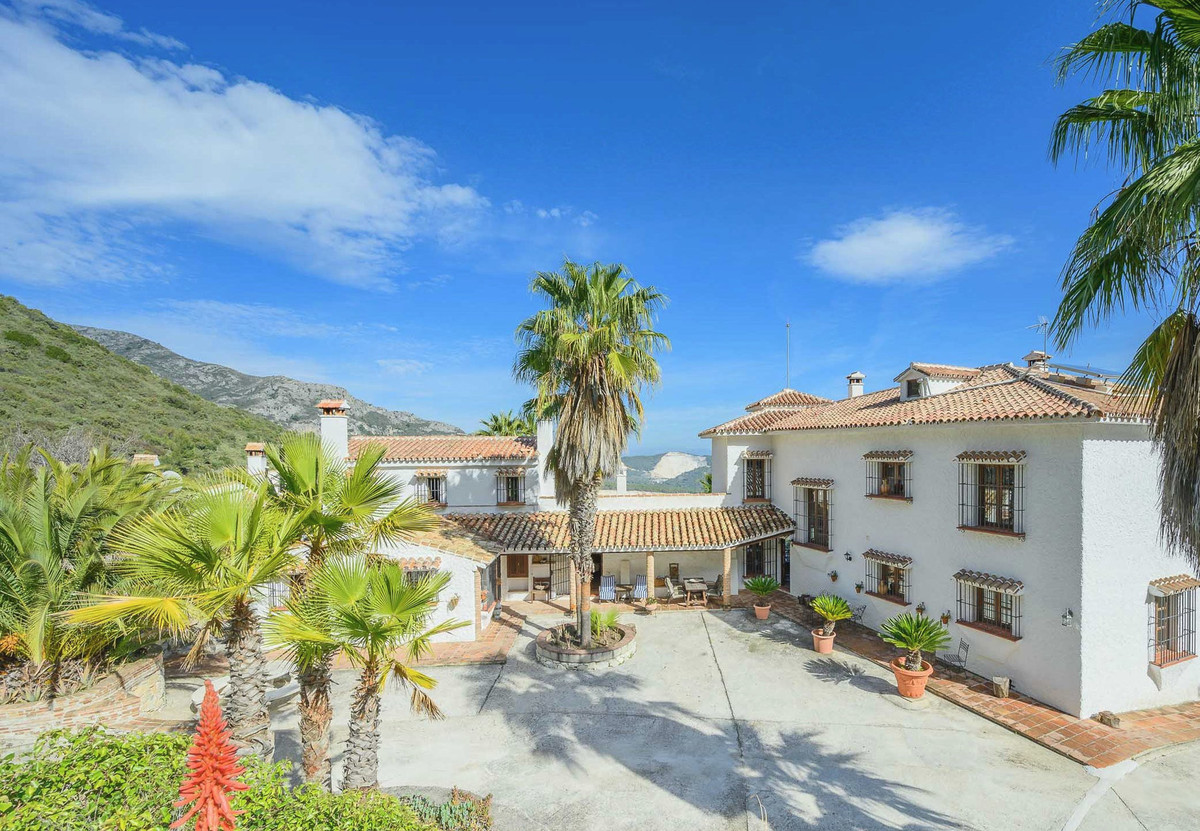 8 Bedroom Villa for Sale in Ojén