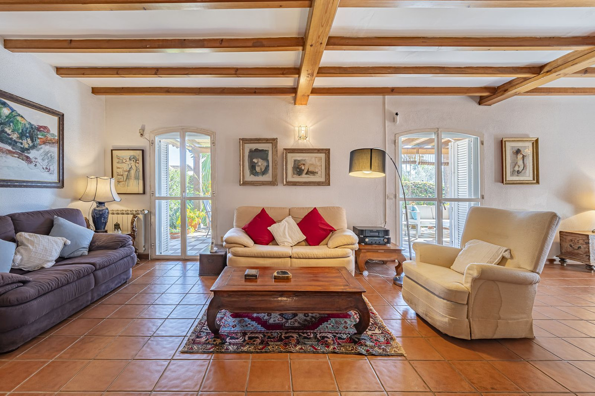 4 Bedroom Villa for Sale in The Golden Mile — 4