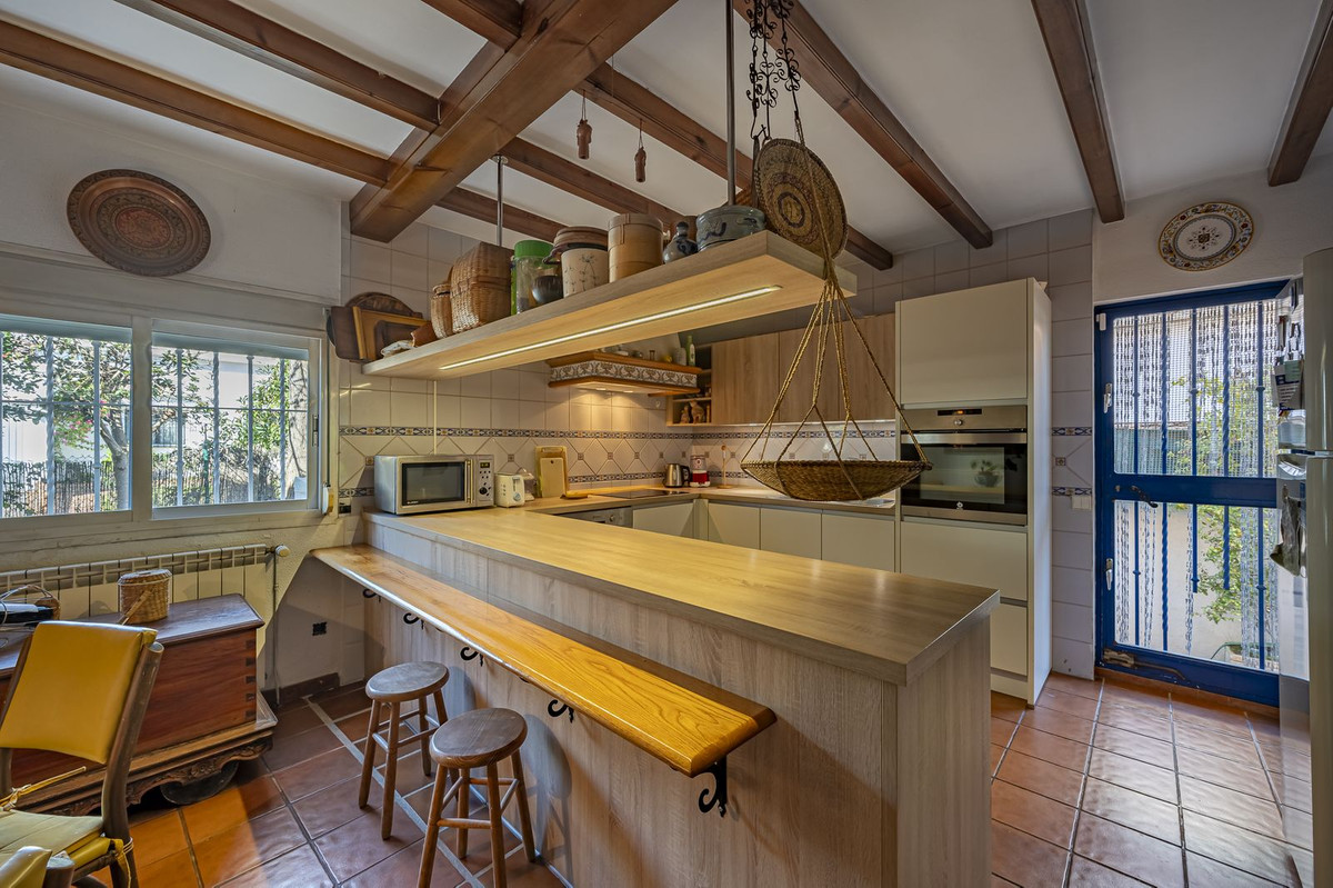 4 Bedroom Villa for Sale in The Golden Mile — 8