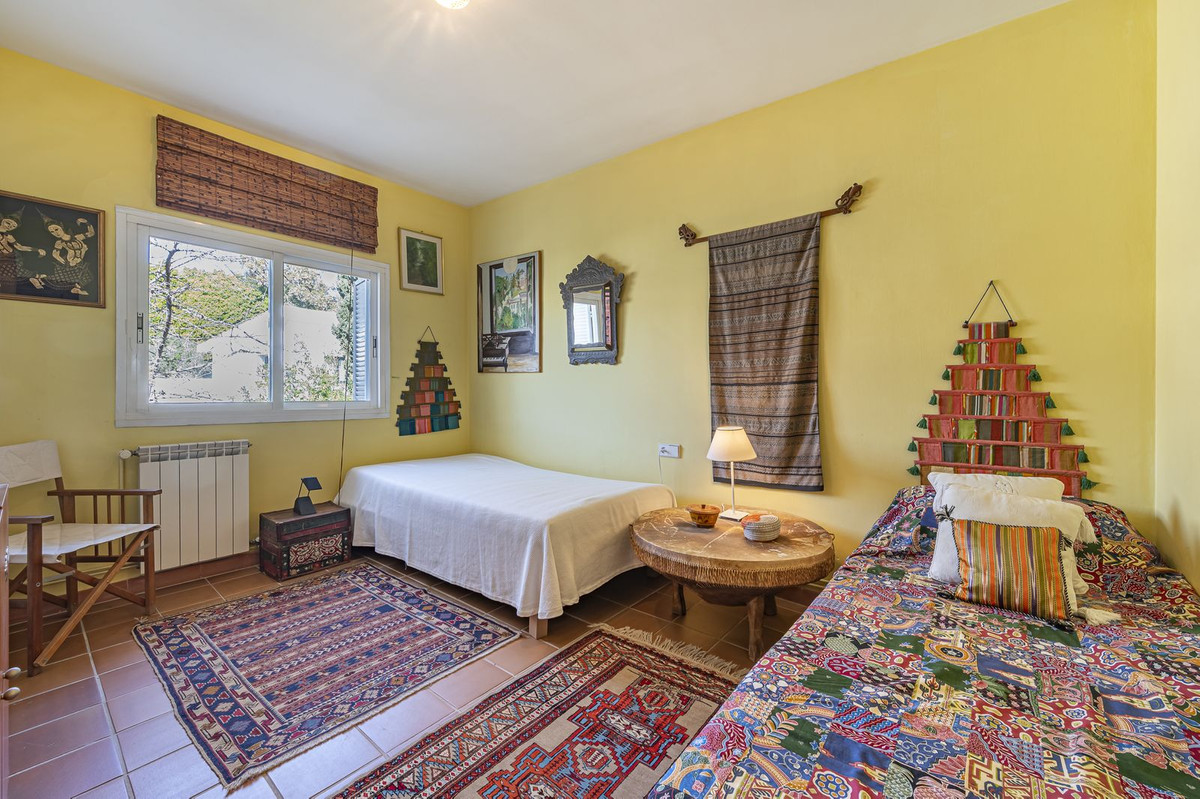 4 Bedroom Villa for Sale in The Golden Mile — view 10