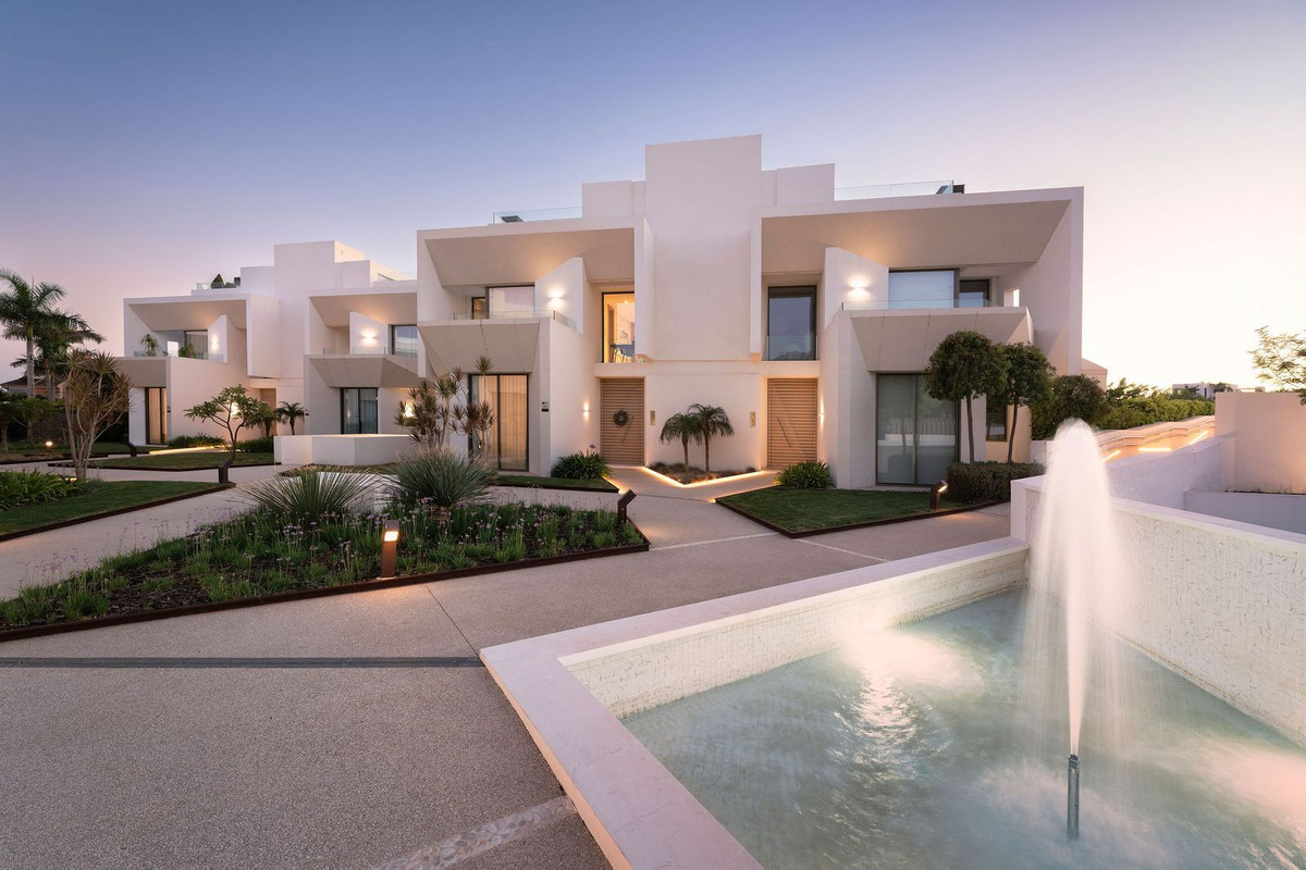 4 Bedroom Villa for Sale in Nueva Andalucía — 2