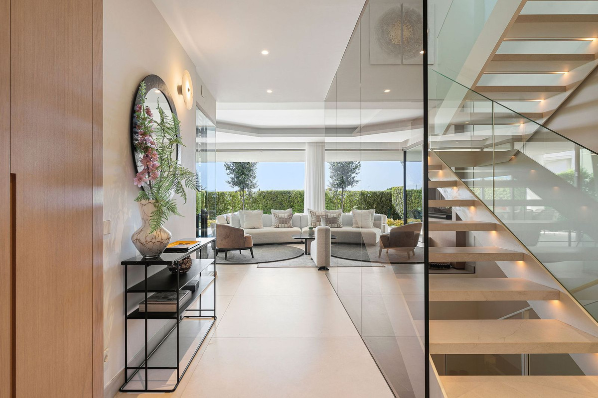 4 Bedroom Villa for Sale in Nueva Andalucía — 3
