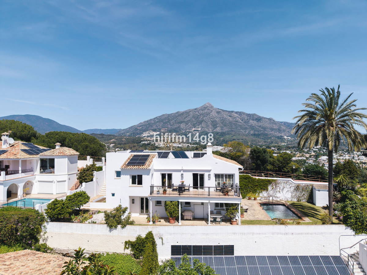 4 Bedroom Villa for Sale in Nueva Andalucía — 4