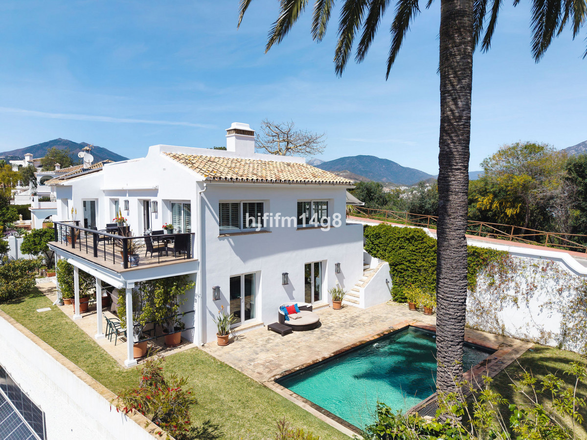 4 Bedroom Villa for Sale in Nueva Andalucía — 5