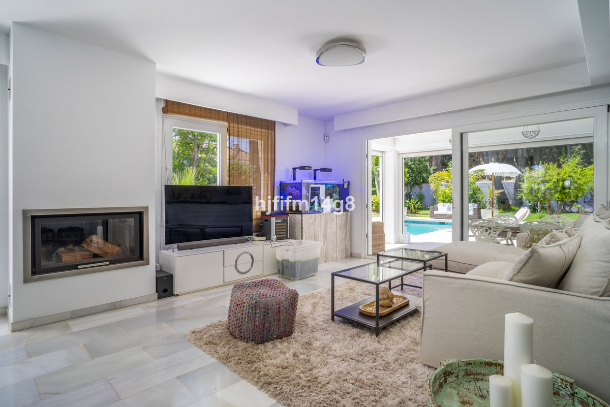 4 Bedroom Villa for Sale in Nueva Andalucía — 4