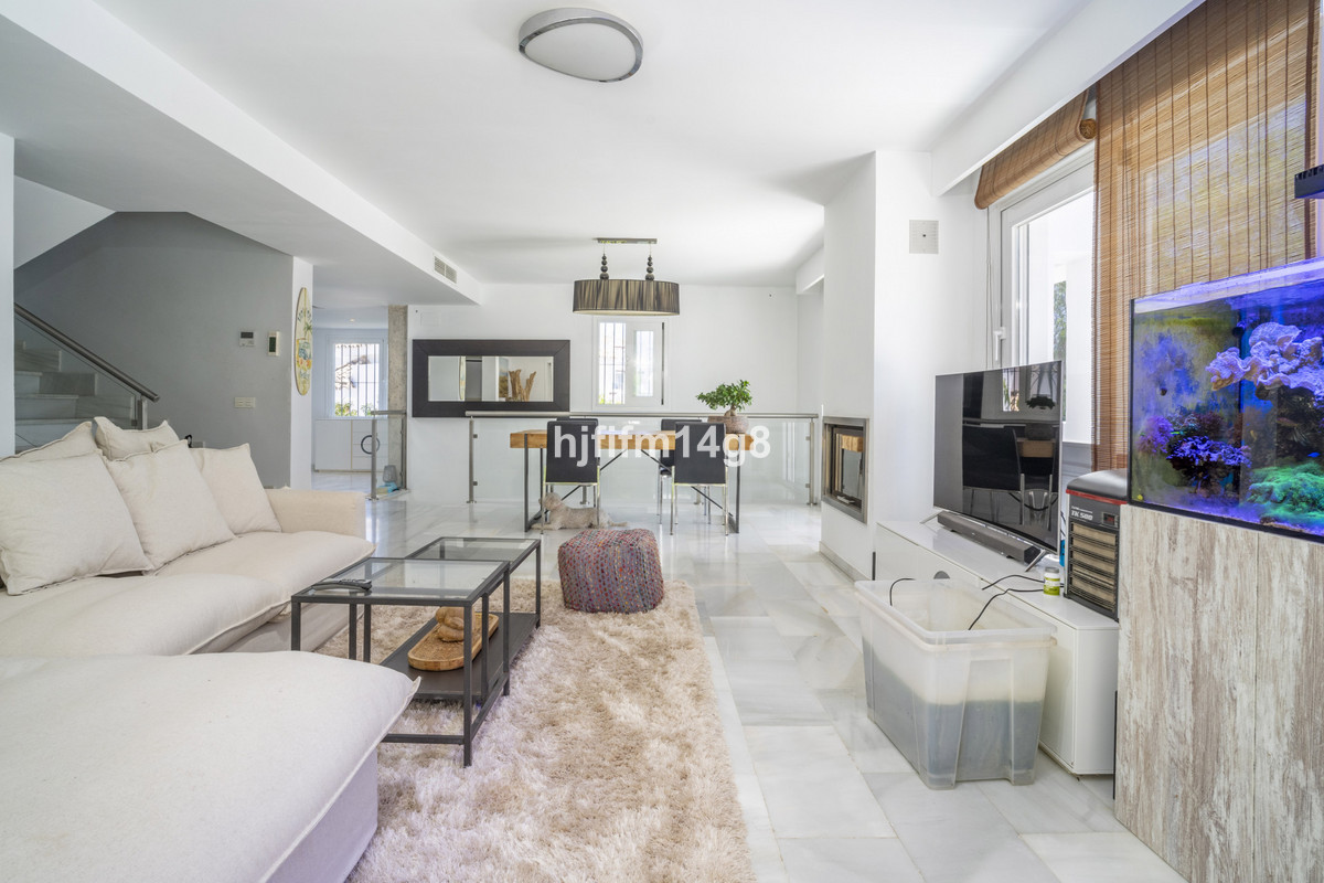 4 Bedroom Villa for Sale in Nueva Andalucía — 6