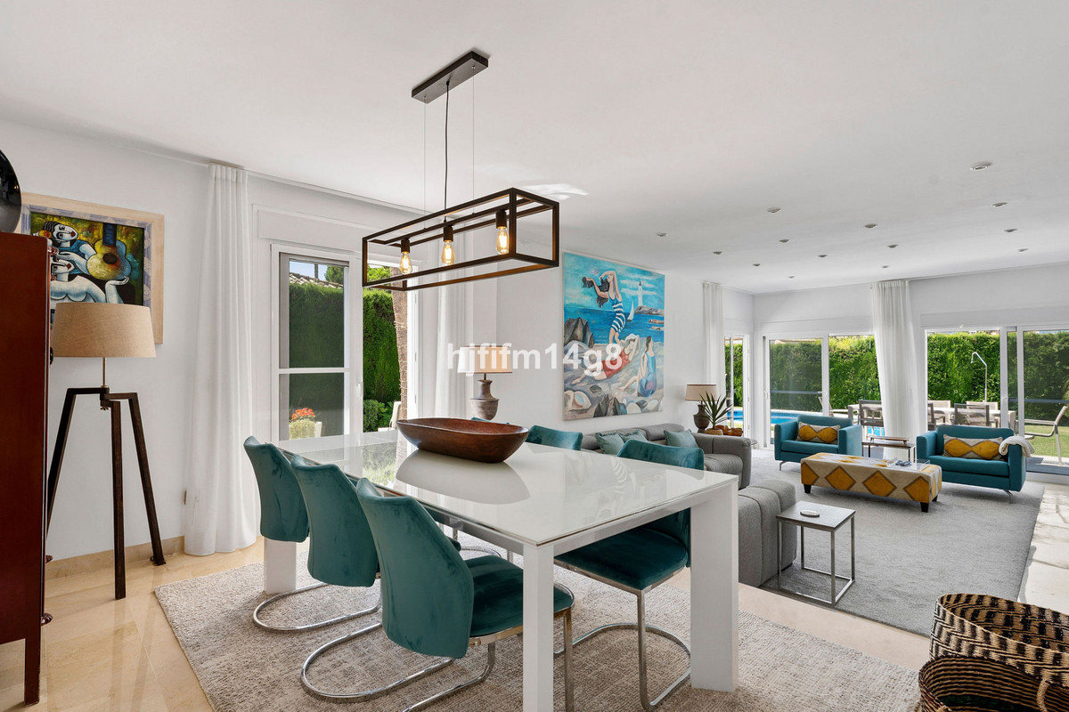 5 Bedroom Villa for Sale in Nueva Andalucía — 5