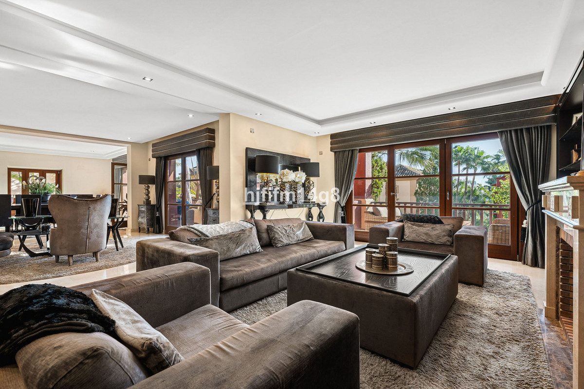 6 Bedroom Villa for Sale in The Golden Mile — 6