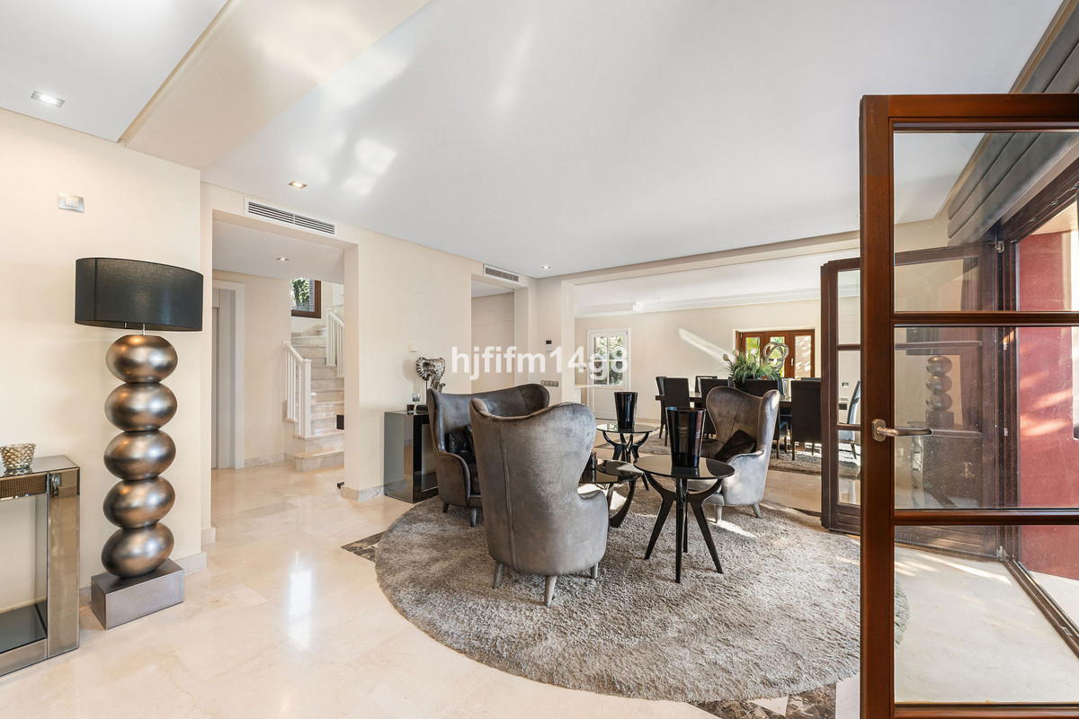 6 Bedroom Villa for Sale in The Golden Mile — 7