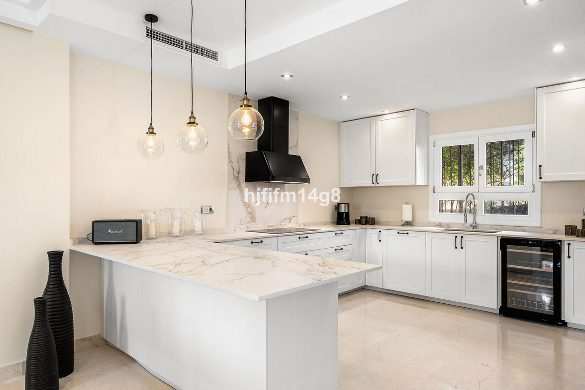 6 Bedroom Villa for Sale in The Golden Mile — 9