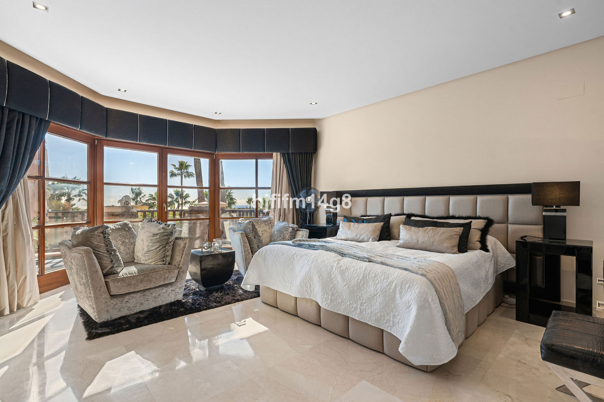 6 Bedroom Villa for Sale in The Golden Mile — view 10