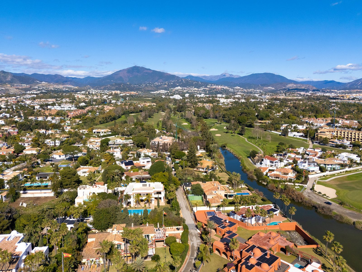 4 Bedroom Villa for Sale in Guadalmina Baja — 3