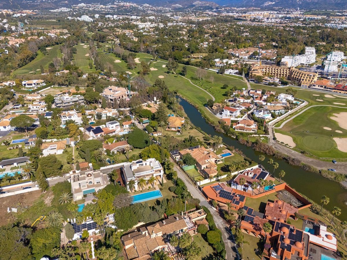 4 Bedroom Villa for Sale in Guadalmina Baja — 4