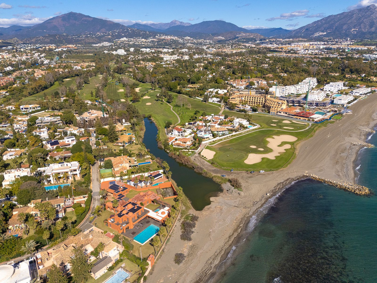 4 Bedroom Villa for Sale in Guadalmina Baja — 7