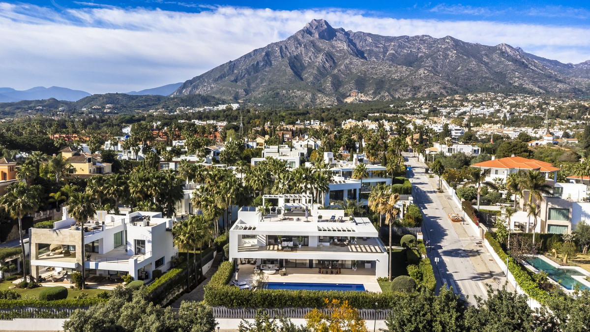 5 Bedroom Villa for Sale in The Golden Mile