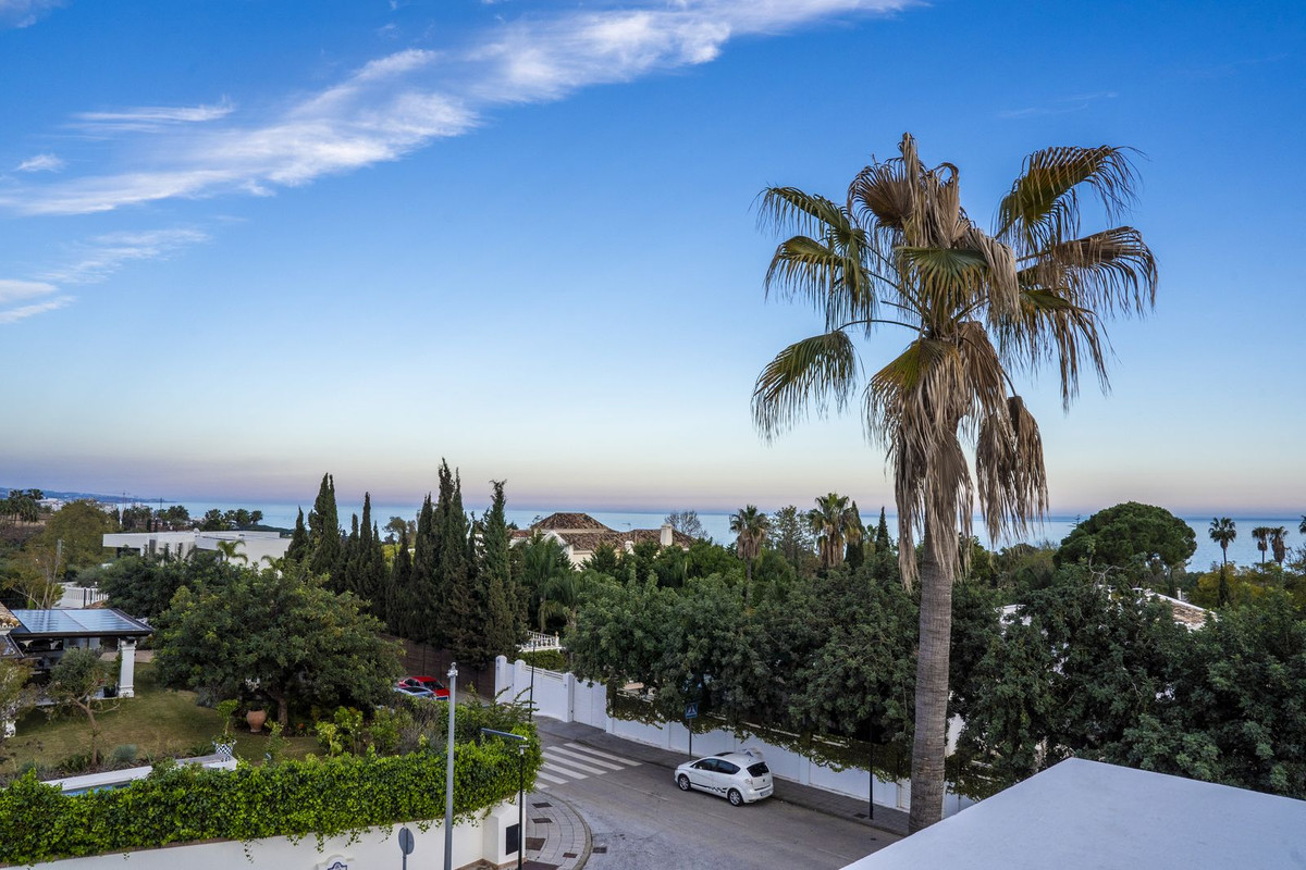 5 Bedroom Villa for Sale in The Golden Mile — 2
