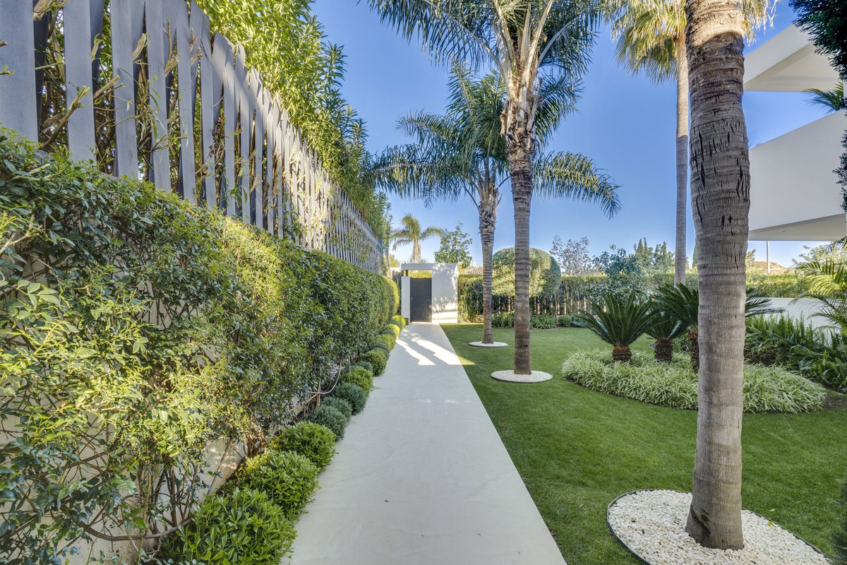 5 Bedroom Villa for Sale in The Golden Mile — 8
