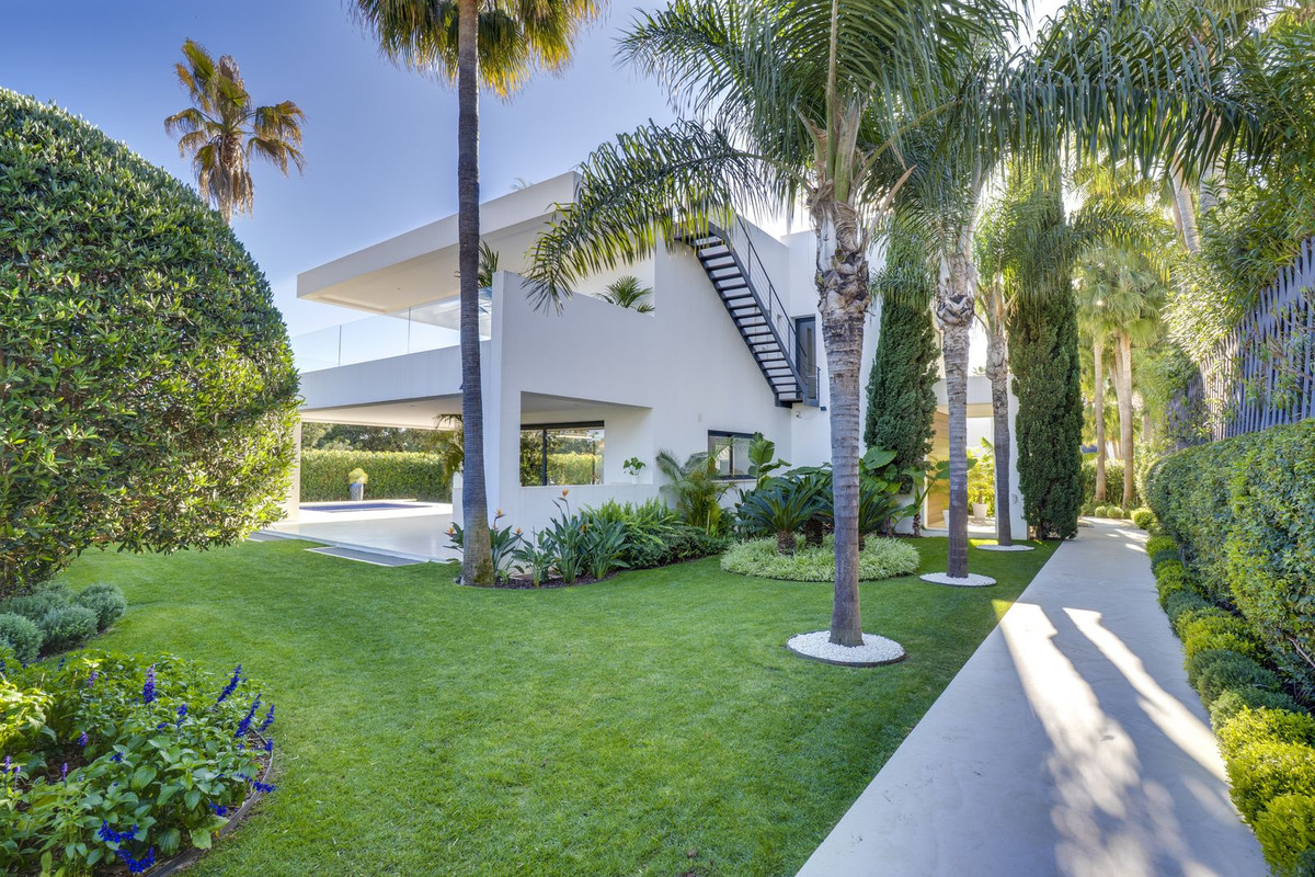 5 Bedroom Villa for Sale in The Golden Mile — 9