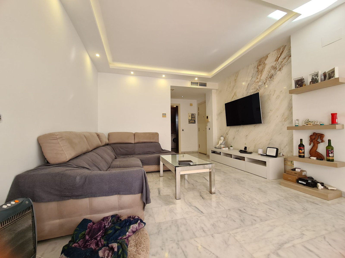 3 Bedroom Apartment for Sale in Estepona — view 10