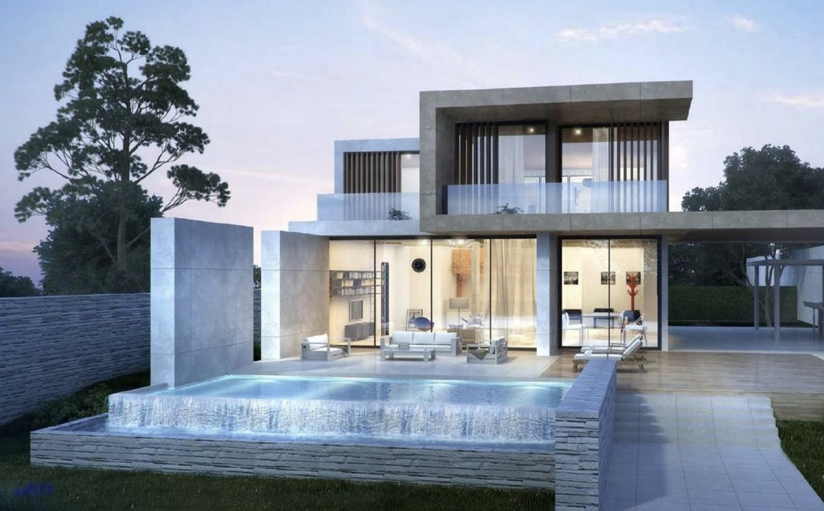 5 Bedroom Villa for Sale in Estepona