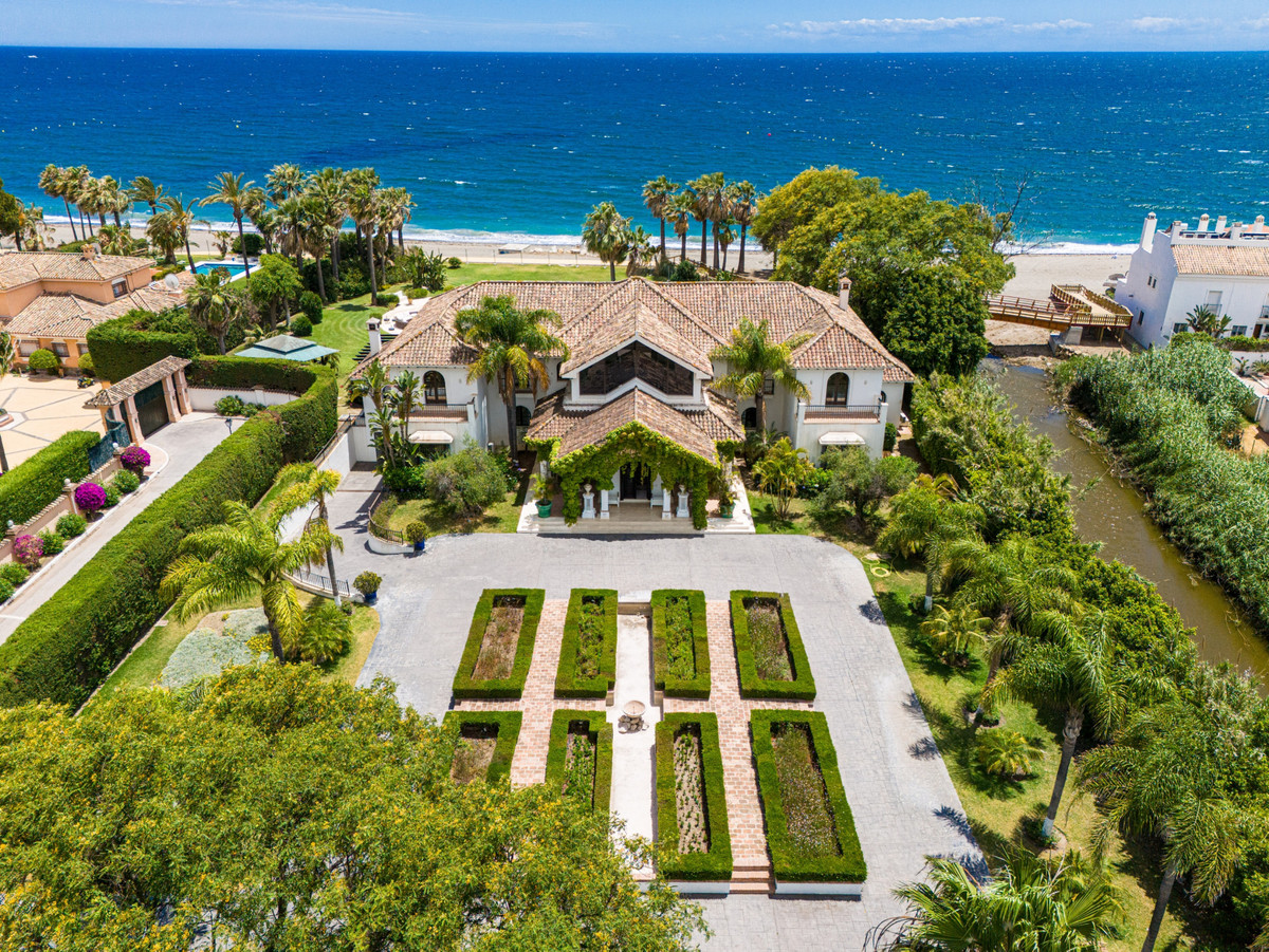 9 Bedroom Villa for Sale in Estepona