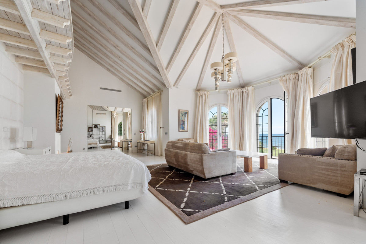 9 Bedroom Villa for Sale in Estepona — 2