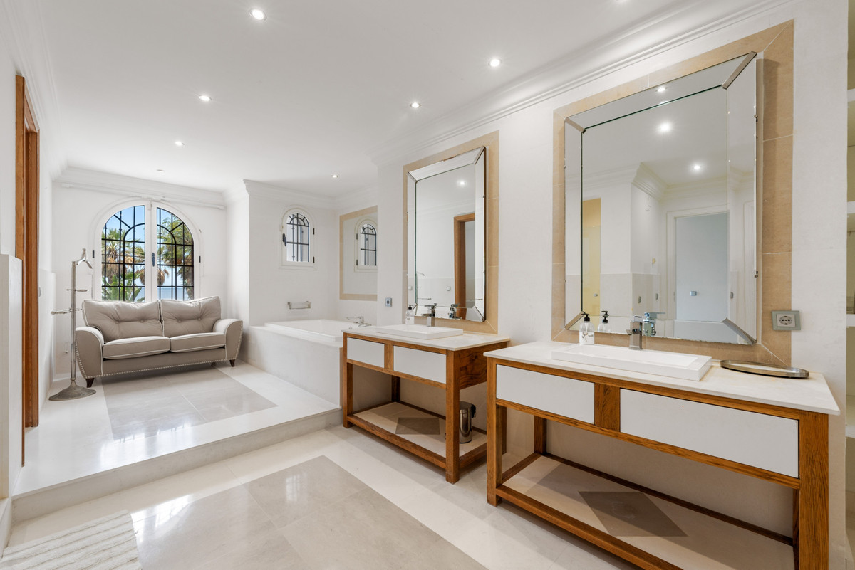 9 Bedroom Villa for Sale in Estepona — 8