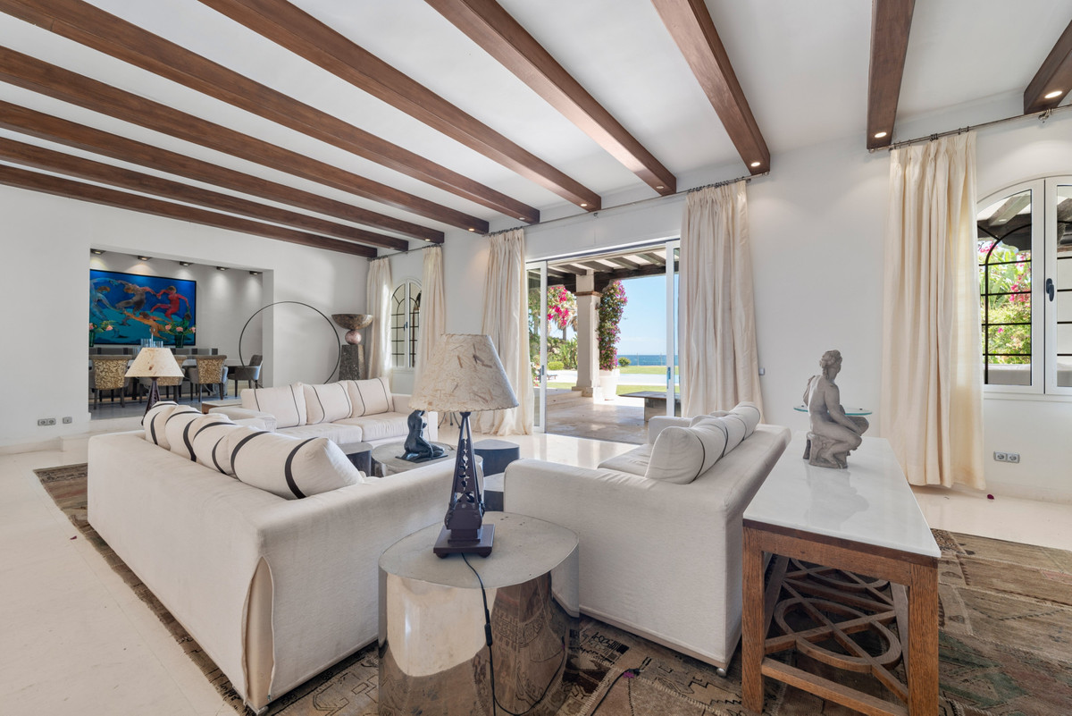 9 Bedroom Villa for Sale in Estepona — 9