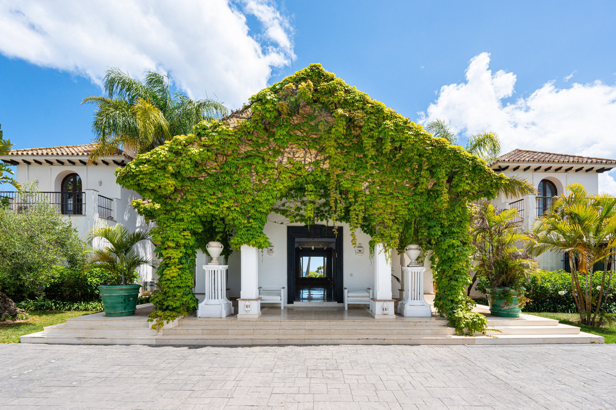 9 Bedroom Villa for Sale in Estepona — view 10