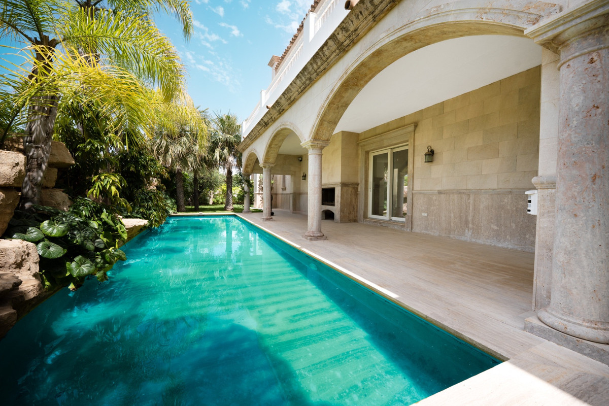 4 Bedroom Villa for Sale in Marbella — 4