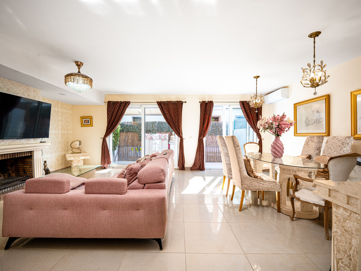 4 Bedroom Villa for Sale in Estepona — 2
