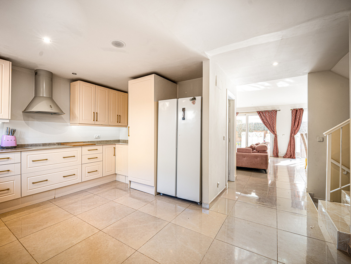4 Bedroom Villa for Sale in Estepona — 4