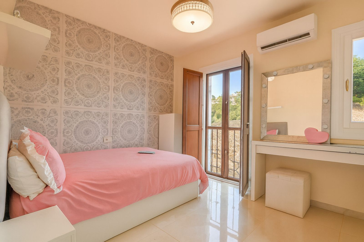 4 Bedroom Villa for Sale in Estepona — 8
