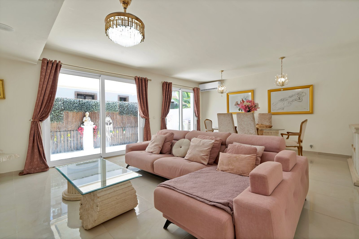 4 Bedroom Villa for Sale in Estepona — view 10