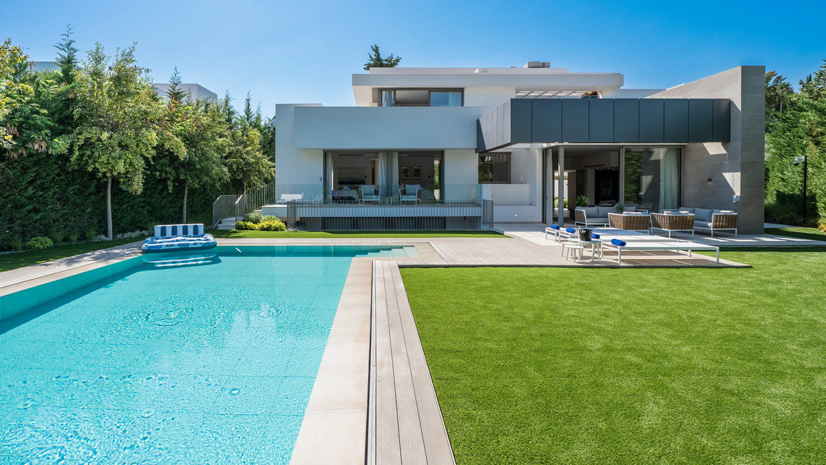 5 Bedroom Villa for Sale in El Paraiso