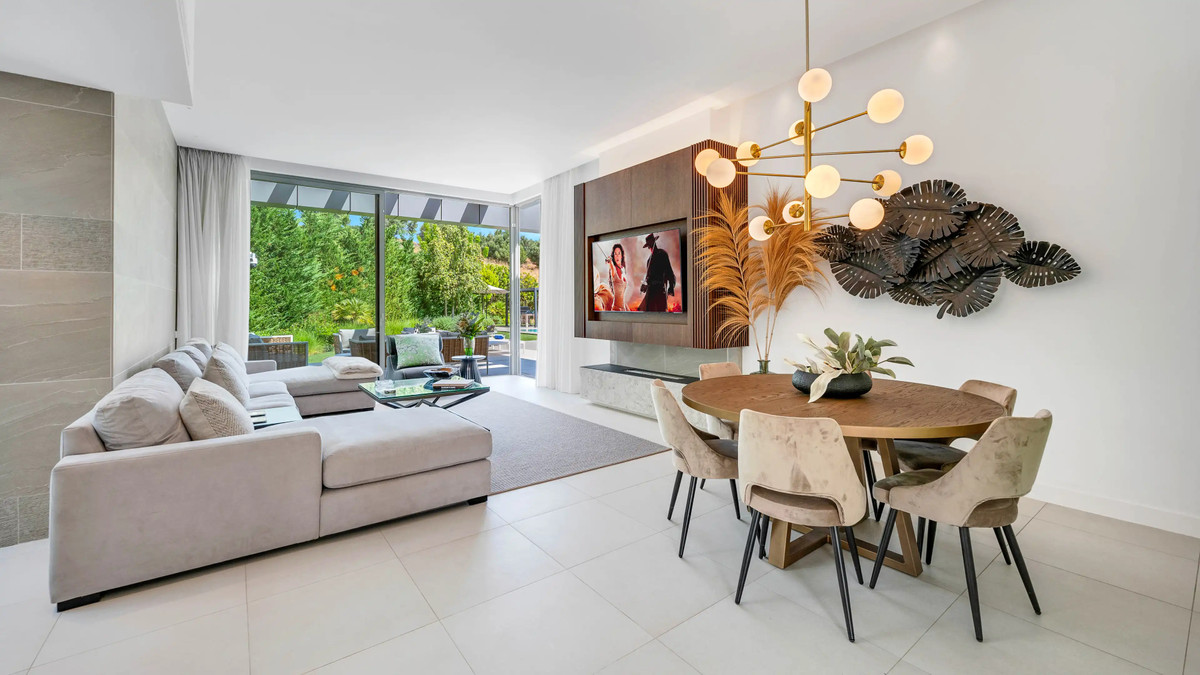 5 Bedroom Villa for Sale in El Paraiso — 2