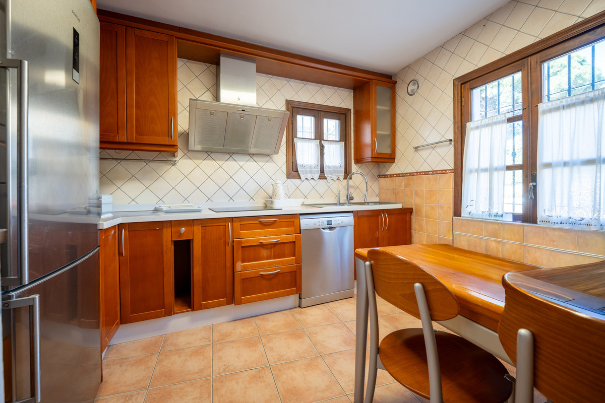 3 Bedroom Villa for Sale in The Golden Mile — view 10