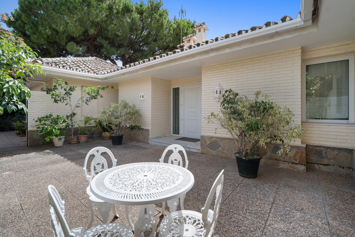4 Bedroom Villa for Sale in Guadalmina Alta — 5
