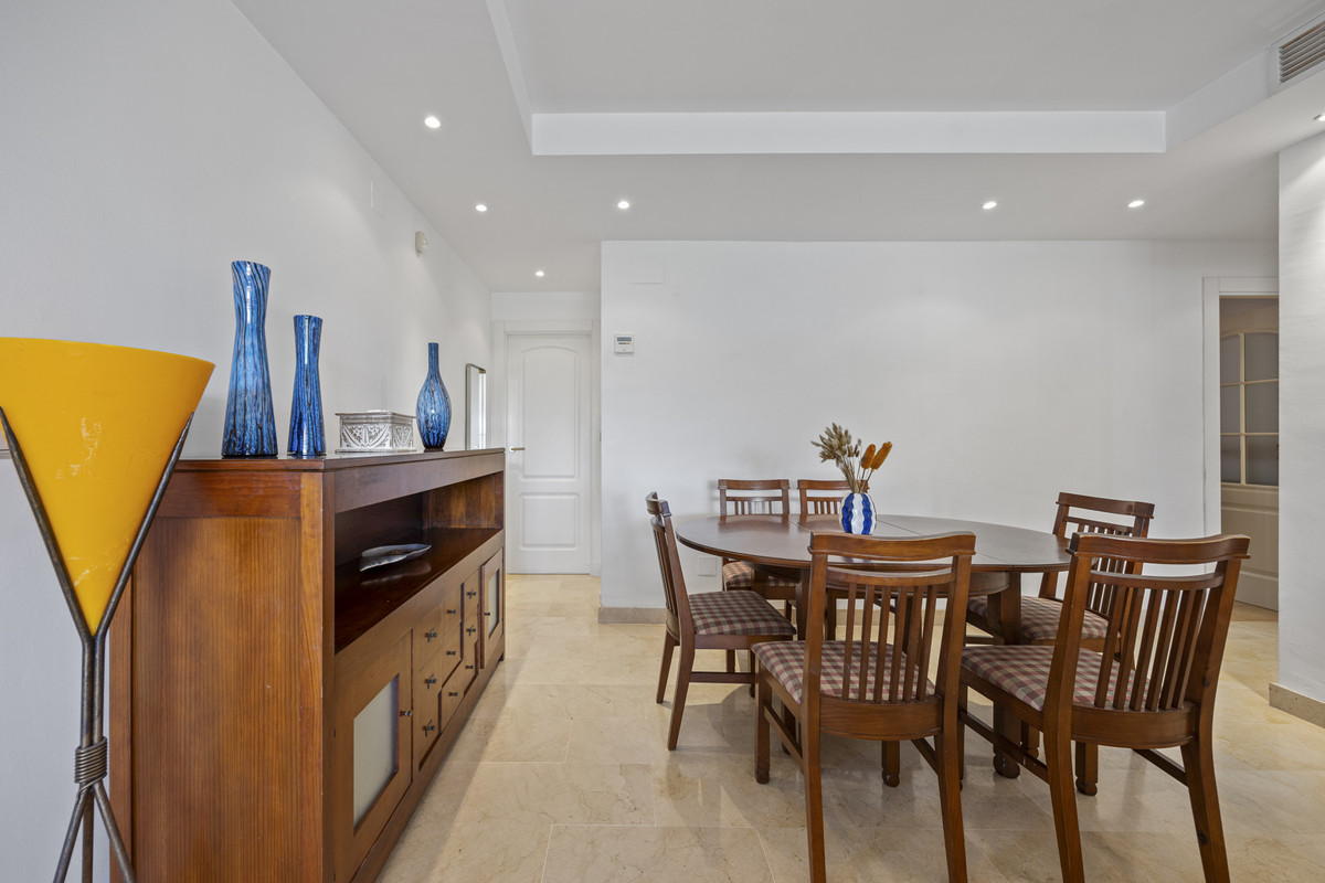 4 Bedroom Apartment for Sale in Marbella — view 10