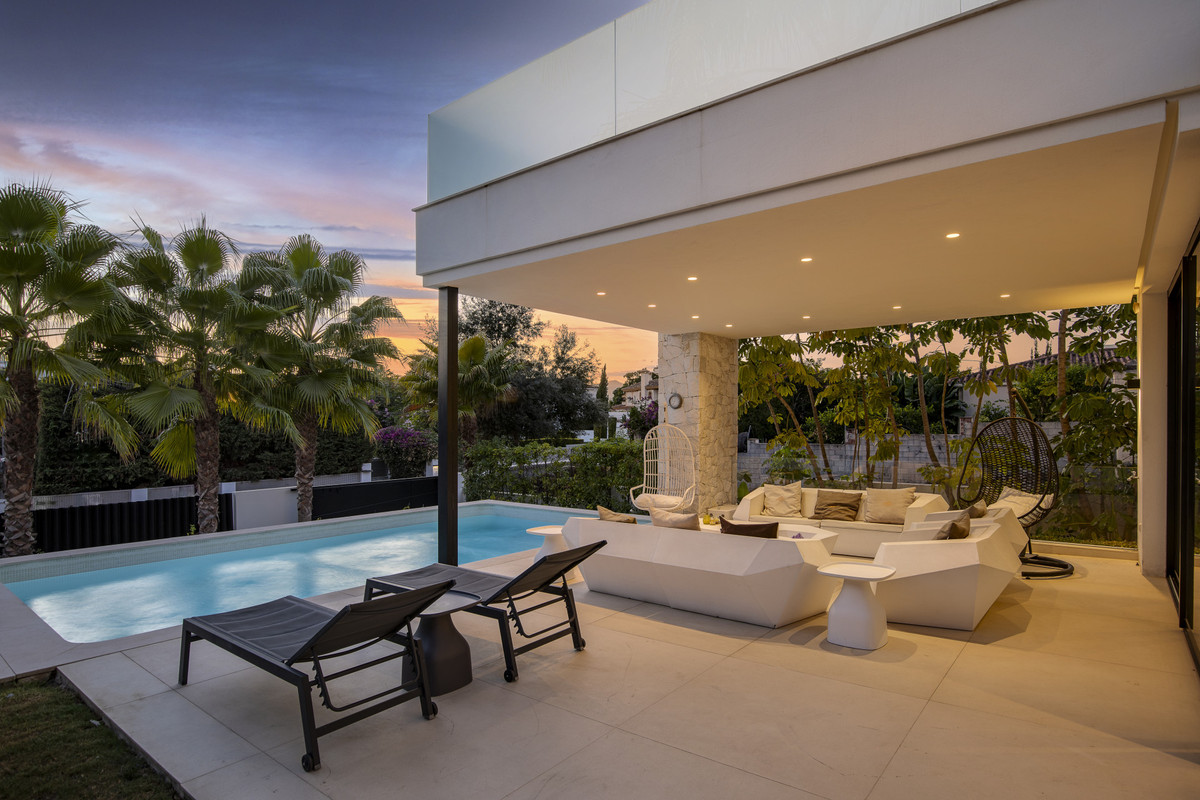 6 Bedroom Villa for Sale in San Pedro de Alcántara