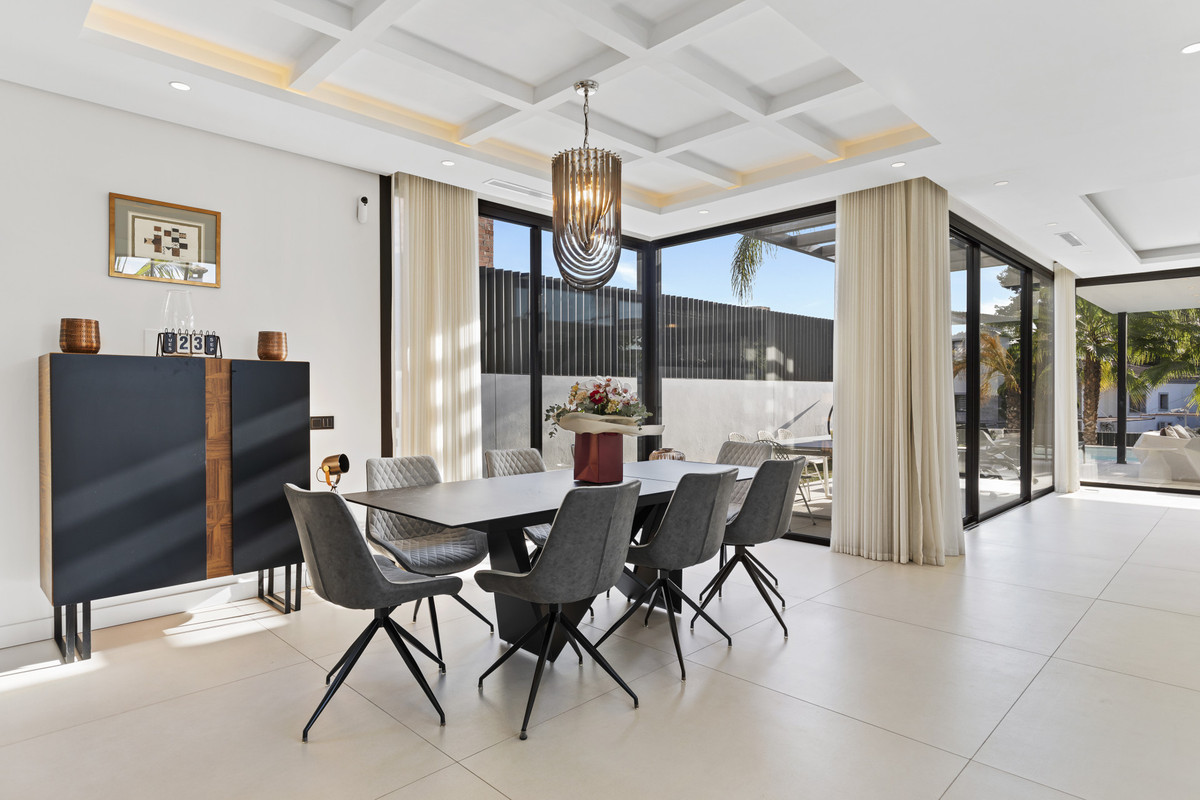 6 Bedroom Villa for Sale in San Pedro de Alcántara — 2
