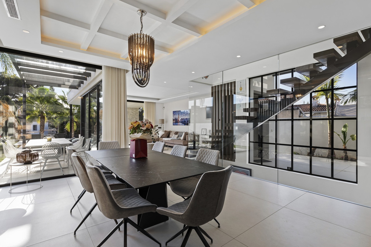 6 Bedroom Villa for Sale in San Pedro de Alcántara — 9