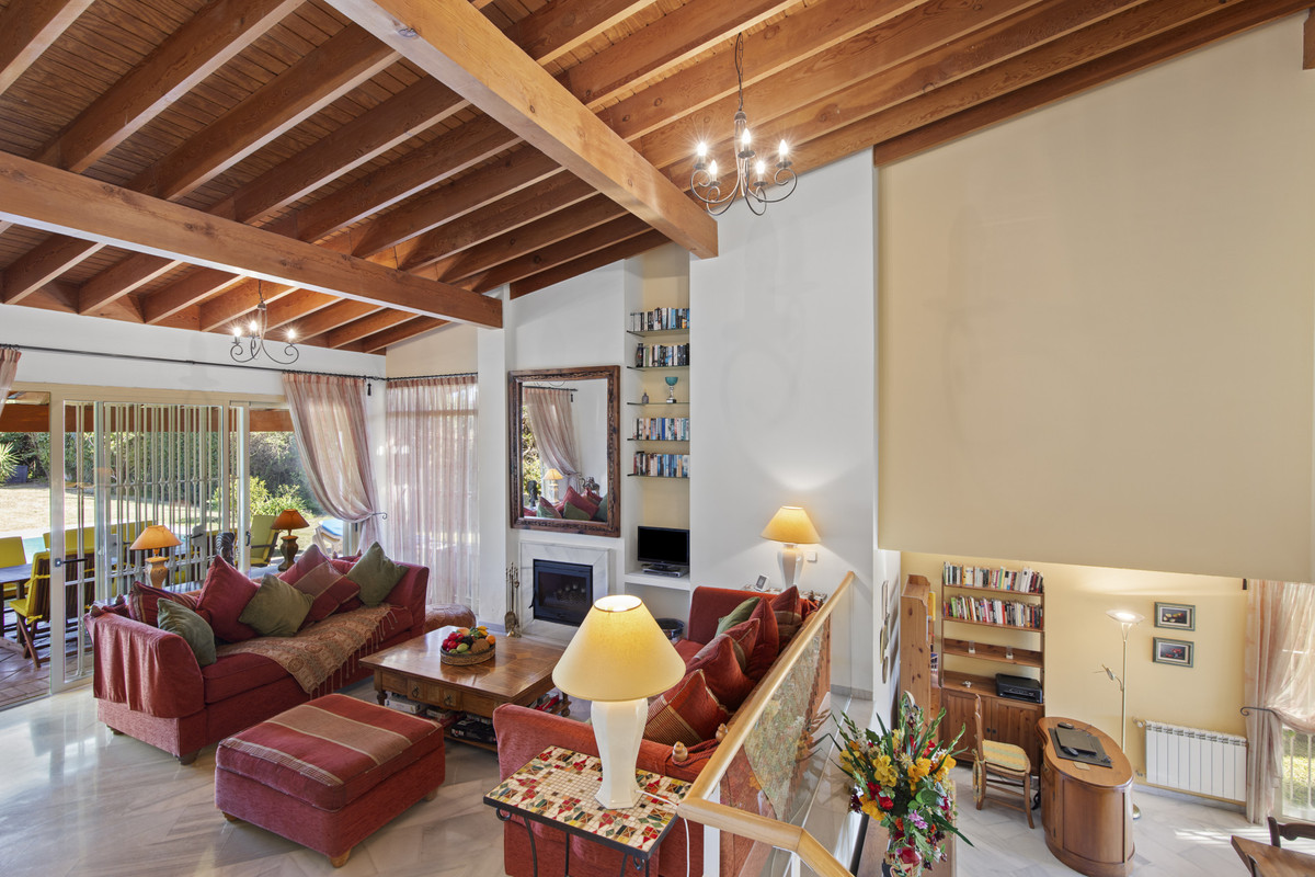 3 Bedroom Villa for Sale in Benahavís — 2