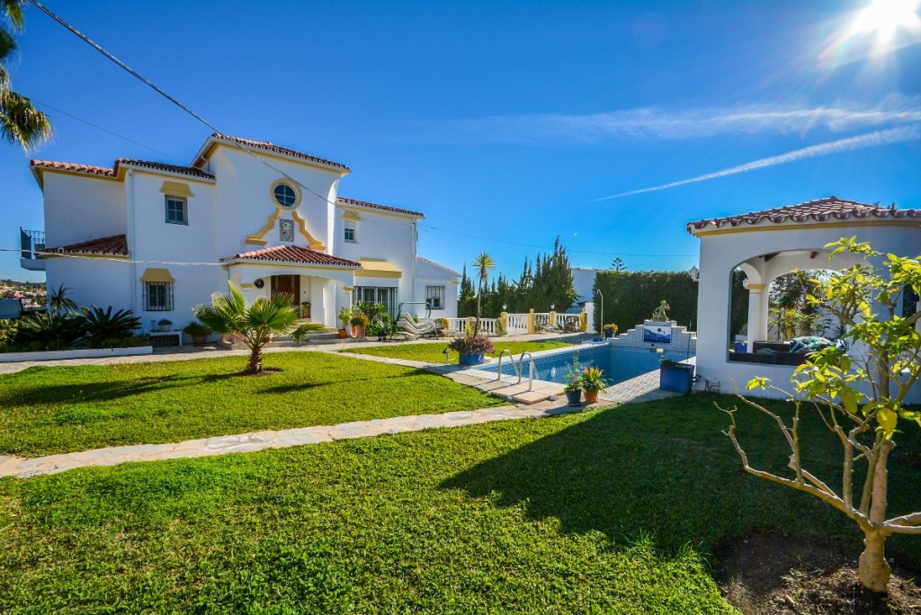 8 Bedroom Villa for Sale in Estepona