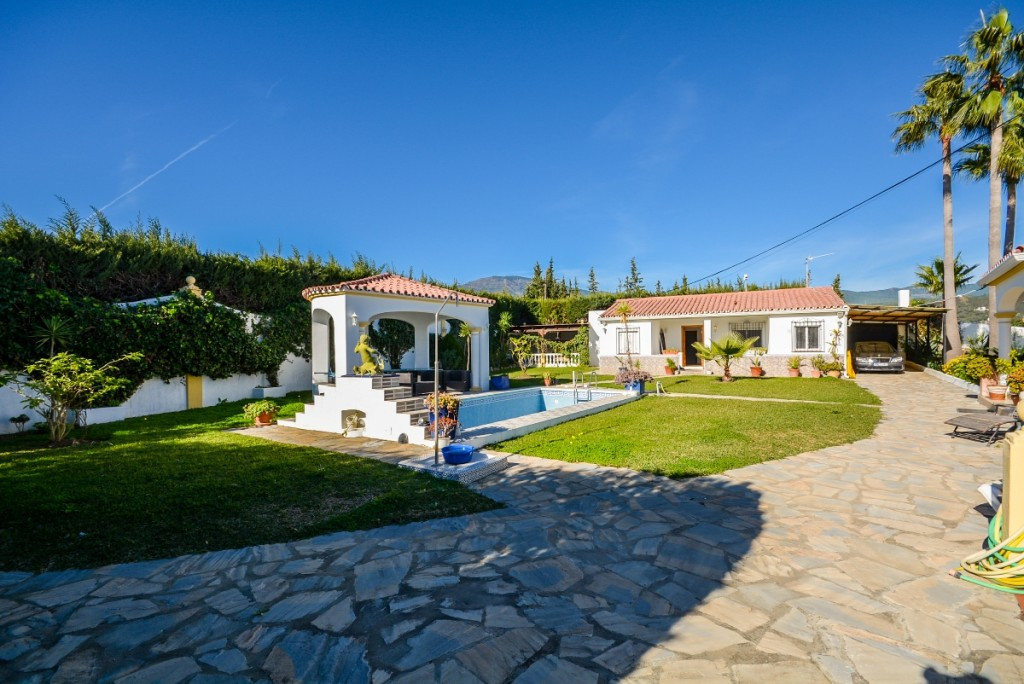 8 Bedroom Villa for Sale in Estepona — 3