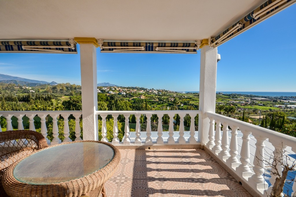 8 Bedroom Villa for Sale in Estepona — 8